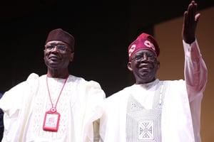 Le président élu Bola Tinubu et le président de la Commission électorale nationale indépendante Yakubu Mahmood à Abuja, le 1er mars 2023. © KOLA SULAIMON / AFP