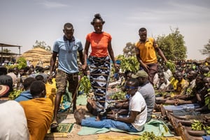Amsétou Nikiéma, alias Adja, marche sur des malades dans l’espoir de les guérir. © OLYMPIA DE MAISMONT / AFP