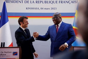 Les présidents français, Emmanuel Macron, et de la RD Congo, Felix Tshisekedi, se serrent la main après une conférence de presse dans le cadre de leur rencontre au Palais de la Nation à Kinshasa, le 4 mars 2023. © Ludovic MARIN / AFP
