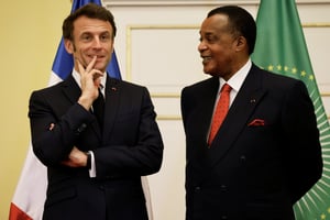 Les présidents français, Emmanuel Macron, et congolais, Denis Sassou Nguesso, lors de la déclaration finale de la visite de travail au palais présidentiel de Brazzaville, le 3 mars 2023. © LUDOVIC MARIN / POOL / AFP