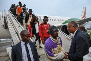 Le premier ministre ivoirien, Patrick Achi, accueille les ressortissants ivoiriens rapatriés de Tunisie à leur arrivée à l’aéroport Félix Houphouët-Boigny à Abidjan, le 4 mars 2023. © Sia Kambou / AFP