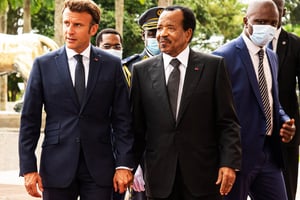 Emmanuel Macron et Paul Biya à Yaoundé, en juillet 2022. © MABOUP
