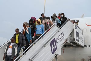 Des Ivoiriens de retour dans leur pays, à Abidjan, le 4 mars 2023. © SIA KAMBOU/AFP