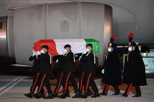 Le cercueil de l’ambassadeur italien assassiné Luca Attanasio à son arrivée à l’aéroport Ciampino de Rome en provenance de Goma, le 23 février 2021. © Handout / ITALIAN FOREIGN MINISTRY / AFP