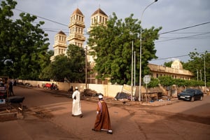 Des fidèles musulmans dans le quartier de Badalabougou à Bamako pendant la fête musulmane de l’Aïd al-Adha, le 20 juillet 2021. © NICOLAS REMENE/AFP