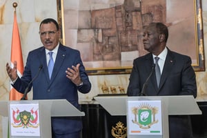 Les présidents Mohamed Bazoum (G) et Alassane Ouattara (D), au palais présidentiel d’Abidjan, le 23 juin 2022. © SIA KAMBOU/AFP