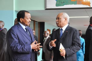 Le président camerounais Paul Biya (g.) et son ministre de la Justice, Laurent Esso. © MABOUP.