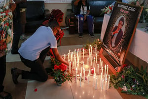 Hommage au journaliste Martinez Zogo dans les locaux de la radio Amplitude FM, à Yaoundé, le 23 janvier 2023. © DANIEL BELOUMOU OLOMO/AFP