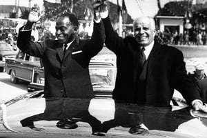 L’Ivoirien Félix Houphouët-Boigny accueille son pair tunisien Habib Bourguiba à Abidjan, en décembre 1965. © Archives Jeune Afrique