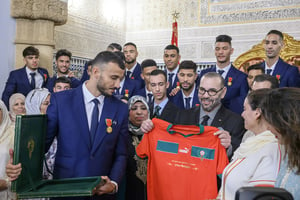 Le roi Mohammed VI entouré des joueurs de l’équipe nationale de football, demi-finalistes du Mondial, à Rabat, le 20 décembre 2022. © Driss Ben Malek/MAP