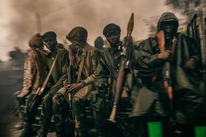 Des unités des FARDC se rendent au front à Kibumba pour repousser une attaque du M23. À Goma, Nord-Kivu, le 25 mai 2022. © H. Kinsella Cunningham/Redux-REA