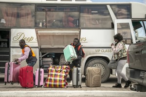 Des Ivoiriens en route vers l’aéroport de Tunis pour retourner dans leur pays, le 7 mars 2023. © YASSINE GAIDI/Anadolu Agency via AFP