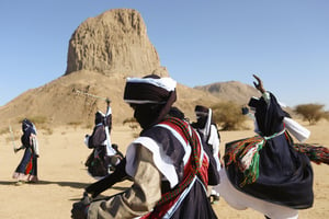 Danse folklorique touarègue dans le désert du Sahara à Tamanrasset, en Algérie, le 15 décembre 2022. © FAZIL ABD ERAHIM/Anadolu Agency via AFP