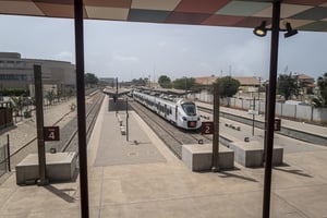 La gare de TER de Dakar, encore en phase d’essais et de renforcement des capacités des agents et conducteurs, le 15 octobre 2021. © Sylvain CHERKAOUI pour JA