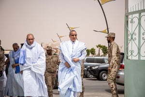 De gauche à droite, les ministres Hanena Ould Sidi (Défense), Mohamed Mahmoud Ould Cheikh Abdoullah Ould Boya (Justice) et Mohamed Ahmed Ould Mohamed Lemine (Intérieur) arrivent aux obsèques du gendarme tué, le 12 mars à Nouakchott. © Med LEMIN RAJEL/AFP