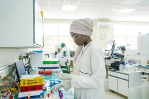 La nouvelle unité de production de l’Institut Pasteur de Dakar (IPD) doit lui permettre de distribuer entre 15 et 30 millions de doses de vaccins contre la fièvre jaune par an. © Carmen Abd Ali