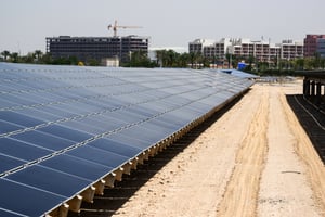 Une installation solaire à grande échelle près du projet de développement urbain durable Masdar City, le 21 mars 2022. © BERND VON JUTRCZENKA/dpa Picture-Alliance via AFP