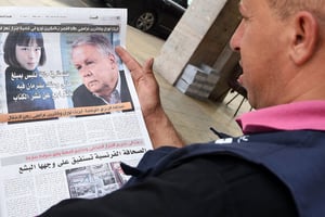 Un numéro du quotidien Al-Massae du 29 août 2015 avec les portraits des deux journalistes français accusés d’avoir tenté de faire chanter le roi du Maroc pour obtenir 2 millions d’euros. © FADEL SENNA/AFP