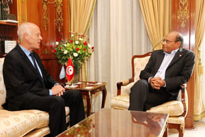 Moncef Marzouki, alors président de la République, recevant le constitutionnaliste Kaïs Saïed pour discuter de questions juridiques, au plus fort d’une crise politique qui allait emporter la Troïka, en septembre 2013. © Facebook Présidence de Tunisie