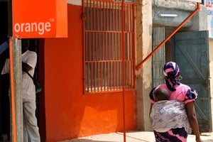 Implantation d’une boutique Orange à Tombouctou, Mali. © Daniel Riffet/Photononstop/AFP