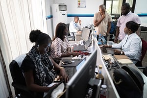Dans les bureaux de la start-up In Touch, à Dakar, en 2019. © Sylvain Cherkaoui pour JA