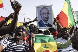 Des partisans de l’opposition manifestent avant le procès d’Ousmane Sonko à Dakar, le 14 mars 2023. © JOHN WESSELS / AFP