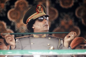 Mouammar Kadhafi assistant à une parade militaire lors de la célébration du 18e anniversaire de la révolution, à Tripoli, le 1er septembre 1987. © LEHR/SIPA