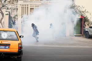 Des policiers utilisent des gaz lacrymogènes à Dakar, le 16 mars 2023. © JOHN WESSELS/AFP