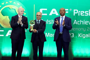 Le ministre marocain de l’Education et du Sport, Chakib Benmoussa, le président de la FIFA Gianni Infantino, et le président de la CAf, Patrice Motsepe, le 14 mars 2023. © CAF