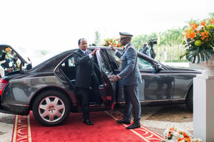 Le président camerounais Paul Biya arrive au sommet extraordinaire de la Communauté économique et monétaire de l’Afrique centrale (Cemac) à Yaoundé, le 22 novembre 2019. © COLIN DELFOSSE / AFP