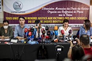 Conférence de presse de l’Association marocaine pour les droits des victimes, au sujet du procès de Jacques Bouthier. Tanger, le 17 juin 2022. © by FADEL SENNA / AFP
