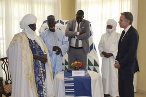 Le secrétaire d’État américain Antony Blinken rencontre des chefs traditionnels et des responsables nigériens de la région de Hamdalaye à Niamey, le 16 mars 2023. © Boureima HAMA / POOL / AFP
