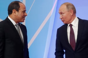 Vladimir Poutine et Abdel Fattah al-Sissi (ici lors du sommet Russie-Afrique à Sotchi, le 23 octobre 2019) se sont entretenus par téléphone le 9 mars/ © Sergei CHIRIKOV / POOL / AFP.