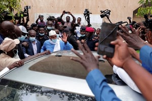 L’ancien président sénégalais Abdoulaye Wade, de la liste nationale de la coalition Wallu Senegal aux élections législatives, salue ses partisans après avoir voté à Dakar, le 31 juillet 2022. © REUTERS/Zohra Bensemra