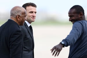 Le journaliste Olivier Dubois rentre en France, accueilli par ses proches et le président Emmanuel Macron, le 21 mars 2023. © AFP