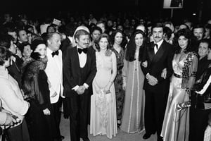 Le réalisateur algérien Mohamed Lakhdar Hamina (3e en partant de la gauche), l’acteur grec Yorgo Voyagis (2e à dr.) et l’actrice marocaine Leïla Shenna (3e à dr.) se rendent à la projection de « Chronique des années de braise », au Festival de Cannes, le 14 mai 1975.