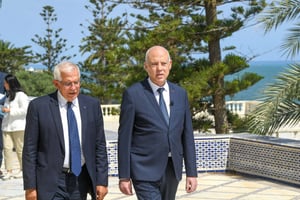 Le président tunisien Kaïs Saïed avec le haut représentant de l’Union européenne pour les affaires étrangères et la politique de sécurité, Josep Borrell, au palais de Carthage à Tunis, le 10 septembre 2021. © Tunisian Presidency/Anadolu Agency via AFP