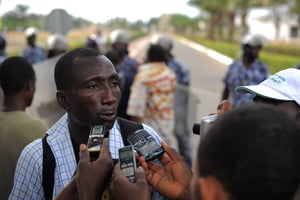 Ferdinand Ayite, président de SOS-Journaliste en danger, lors d’une manifestation interdite devant le Palais des Congrès à Lomé, le 19 février 2013. © Daniel Hayduk / AFP