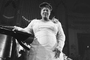 La chanteuse de gospel Mahalia Jackson en concert au Royal Concertgebouw d’Amsterdam en 1961. © Wikipedia/Fotocollectie Anefo Reportage