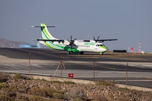 Un avion de la compagnie aérienne espagnole Binter Canarias, qui pourrait pâtir de ce « transfert de souveraineté ». © Nicolas Economou/NurPhoto via AFP