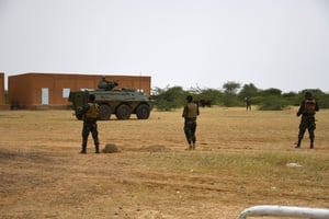 Des militaires nigériens dans le sud-ouest du pays, le 11 septembre 2021. © Photo by BOUREIMA HAMA / AFP