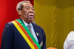 Marcel Niat Njifenji, président du Sénat, prête serment devant les membres du Conseil constitutionnel à Yaoundé, le 6 mars 2018. © Jean Pierre Kepseu/Panapress via MAXPPP