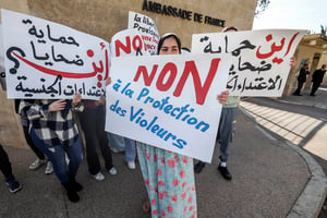 Manifestation contre la libération de Jacques Bouthier, à Rabat, devant l’ambassade de France, le 24 mars 2023. © (Photo by FADEL SENNA / AFP)