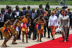 La vice-présidente américaine Kamala Harris est accueillie par la ministre des Affaires étrangères et de l’Intégration régionale du Ghana, Shirley Ayorkor Botchwey à son arrivée à Accra, le 26 mars 2023. © Nipah Dennis / AFP