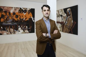 Christophe Person dans sa galerie, à Paris, le 17 mars 2023, lors d’une exposition de l’artiste ghanéen Joseph Kojo Hoggar. © Bruno Lévy pour JA