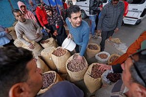 Un vendeur de dattes sur le marché traditionnel de Road al-Farag au Caire, le 22 mars 2023. © Khaled DESOUKI / AFP