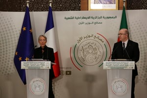 La Première ministre française, Elisabeth Borne (G), et le Premier ministre algérien, Aymen Benabderrahmane, lors d’une conférence de presse à Alger, le 9 octobre 2022. © Xinhua