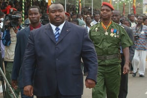 Kpatcha Gnassingbé (au c.), lorsqu’il était ministre de la Défense du Togo, en janvier 2006, à Lomé. © ERICK CHRISTIAN AHOUNOU/AFP.