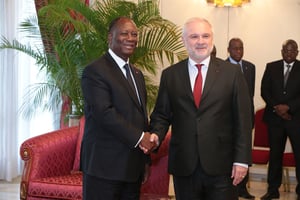 Alassane Ouattara et Gilles Huberson, lors de la remise des lettres de créances de l’ambassadeur (2017-2020), en septembre 2017. © Présidence de Côte d’Ivoire