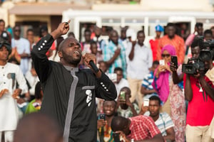 Stellio Capo Chichi, alias Kemi Seba, lors d’une manifestation contre le franc CFA à Dakar, le 19 août 2017. © Clement Tardif pour JA